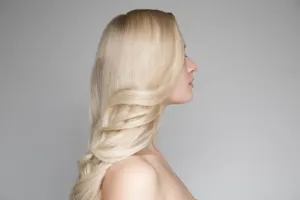 Chłodne blondy bez żółci: jak uzyskać efekt „cool blonde” w domu?